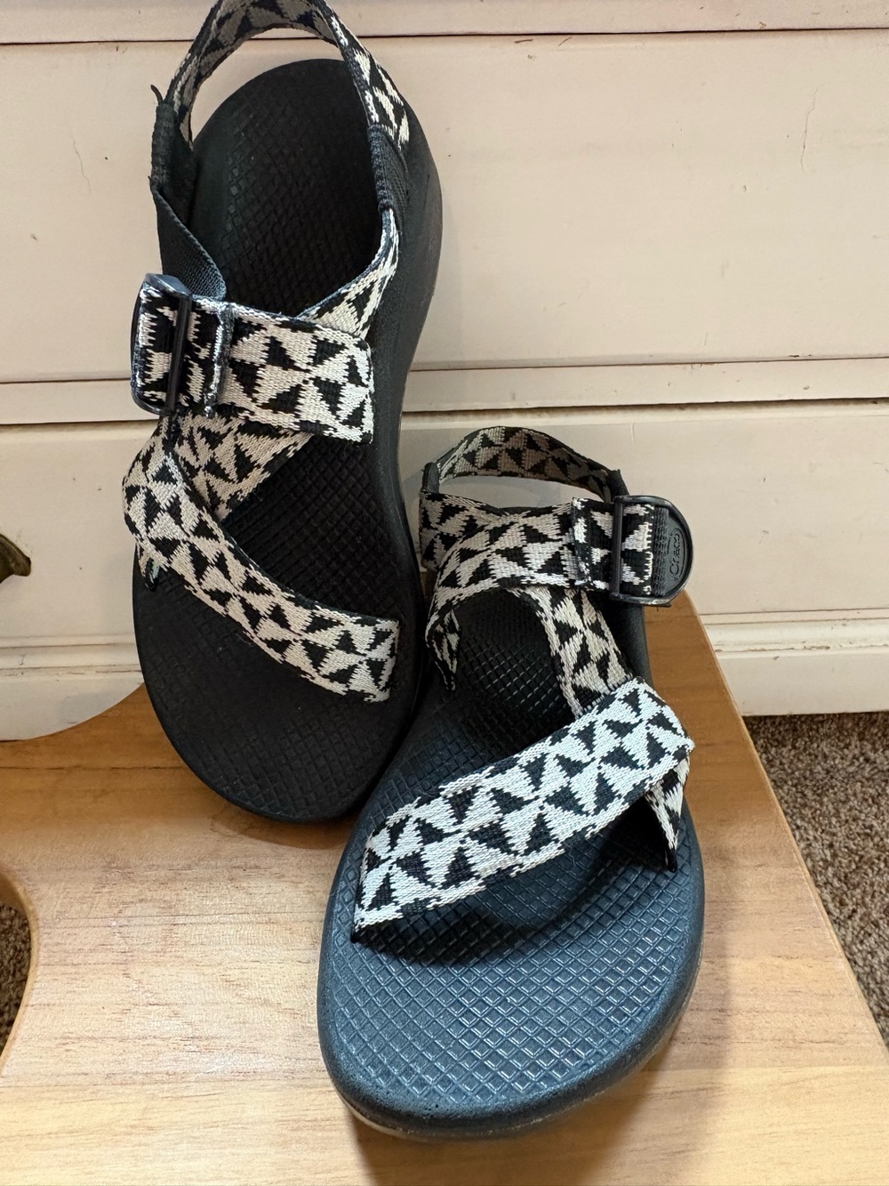 Chaco Z/Cloud Mega Wide Strap Sandal Size 8 Black & White Geometrical Pattern